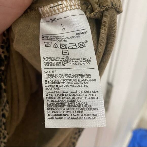 OLD NAVY • Luxe Leopard Printed Crew-Neck T-Shirt - Picture 5 of 6